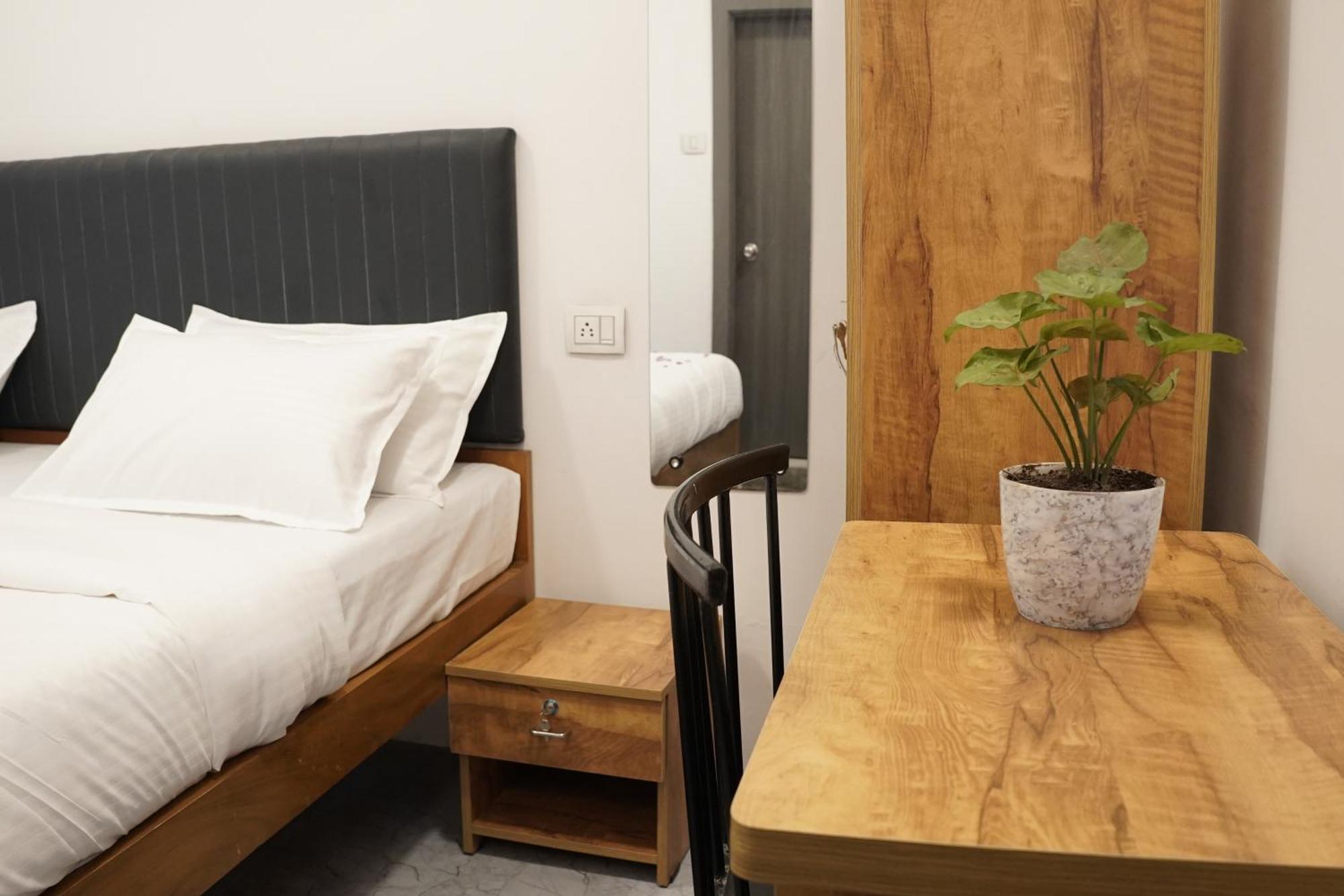 Hotel Royal Accord Surat Eksteriør bilde