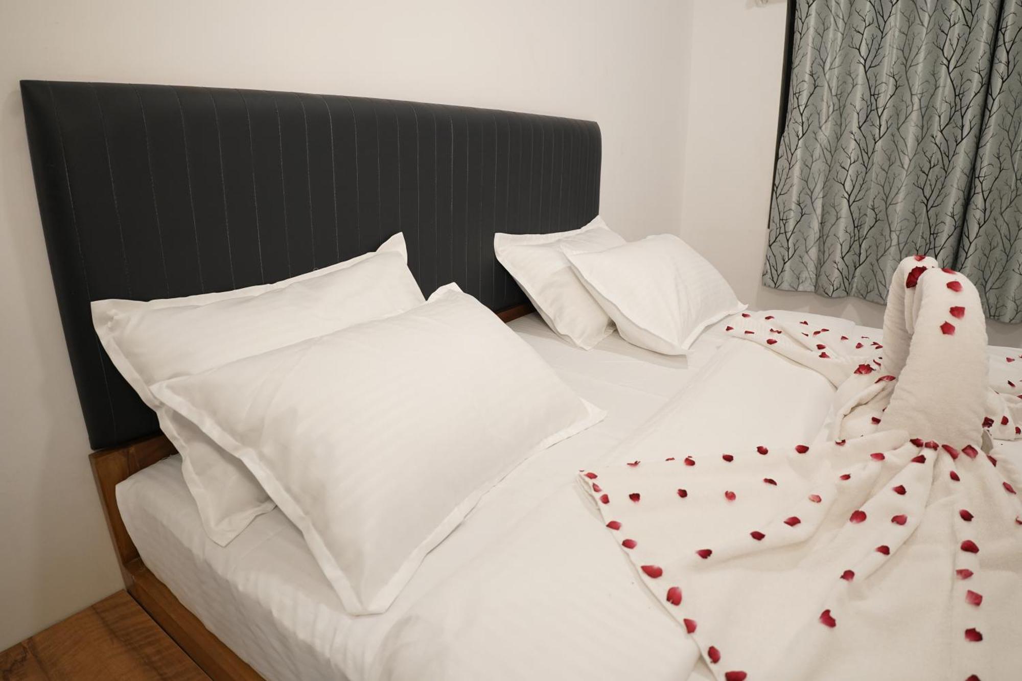 Hotel Royal Accord Surat Eksteriør bilde