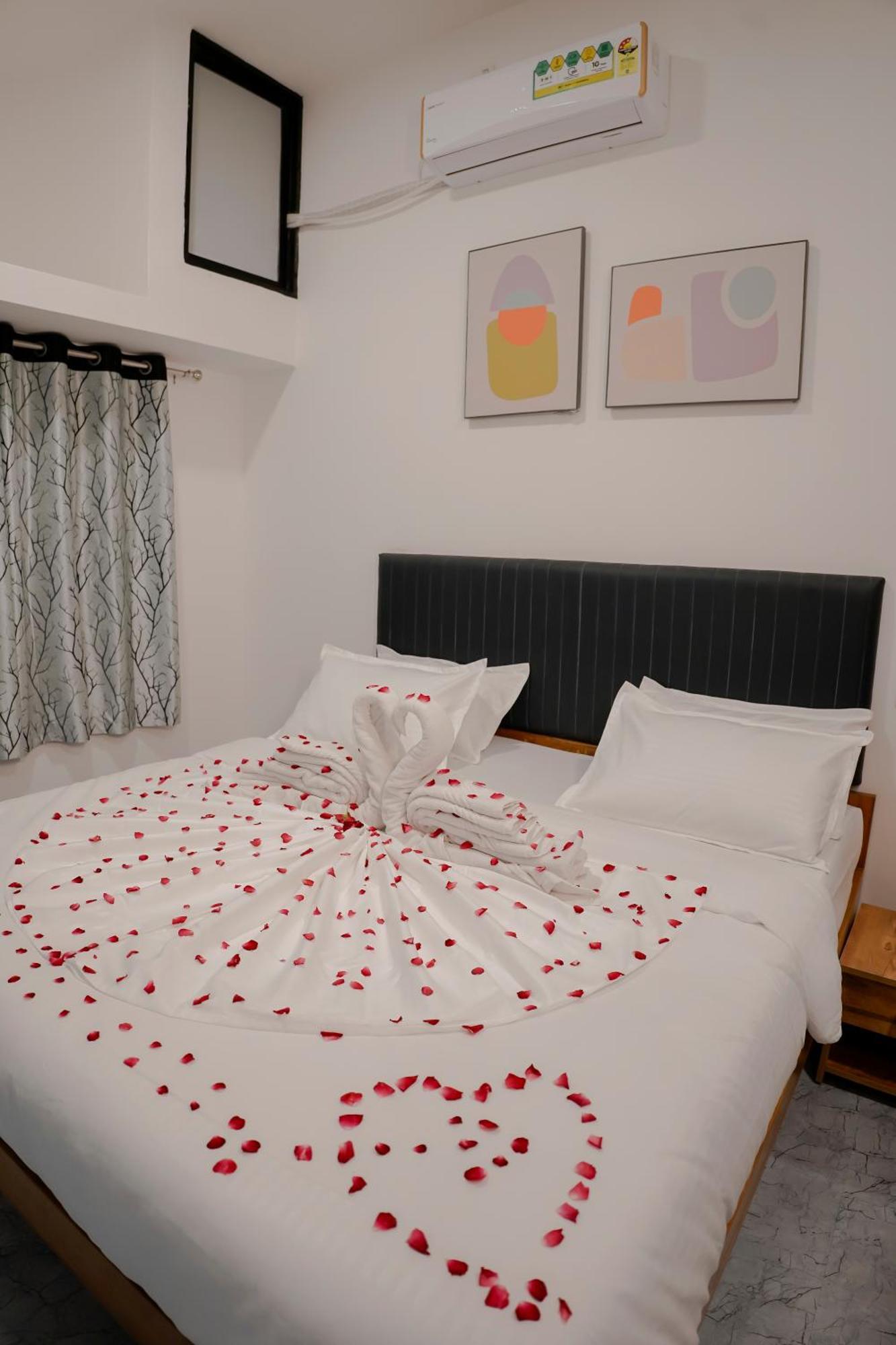 Hotel Royal Accord Surat Eksteriør bilde