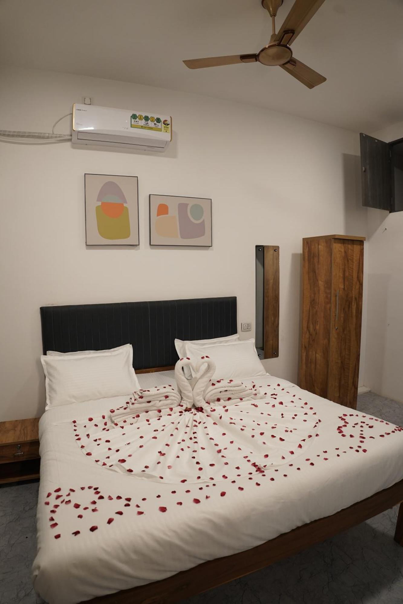 Hotel Royal Accord Surat Eksteriør bilde