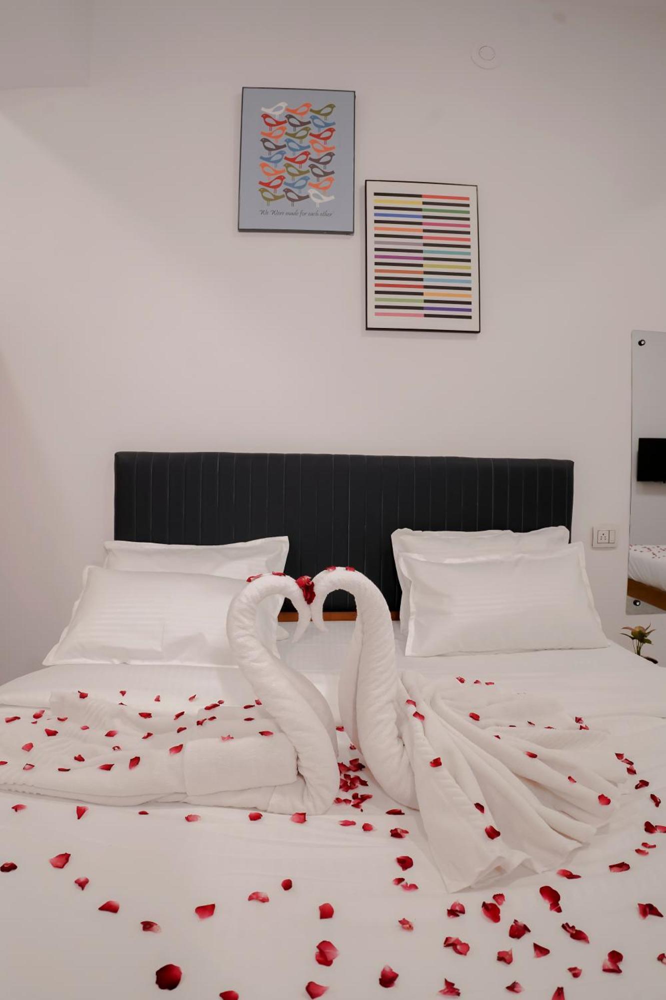 Hotel Royal Accord Surat Eksteriør bilde